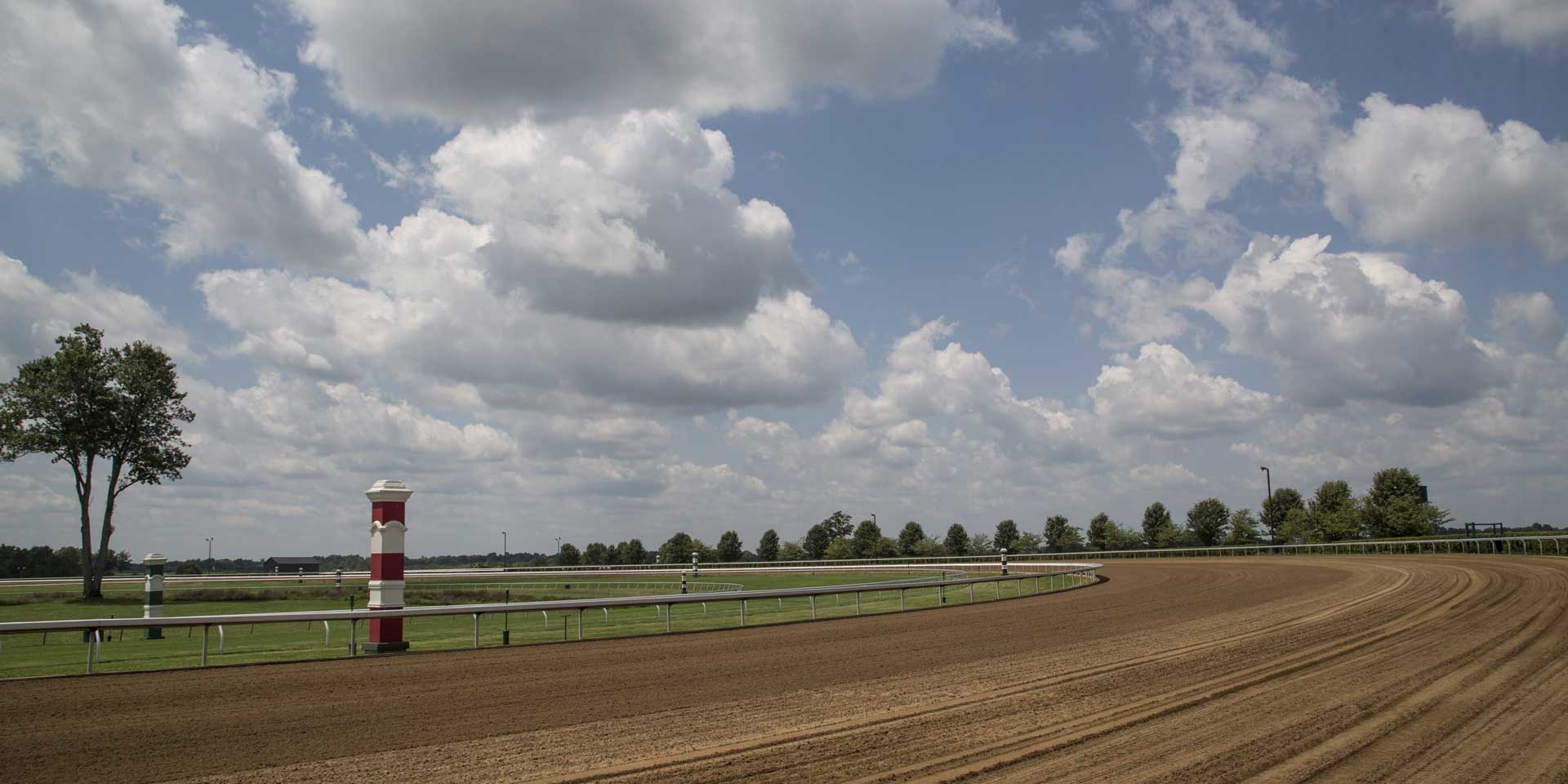 A wide shot of one of Keenland’s dirt tracks.